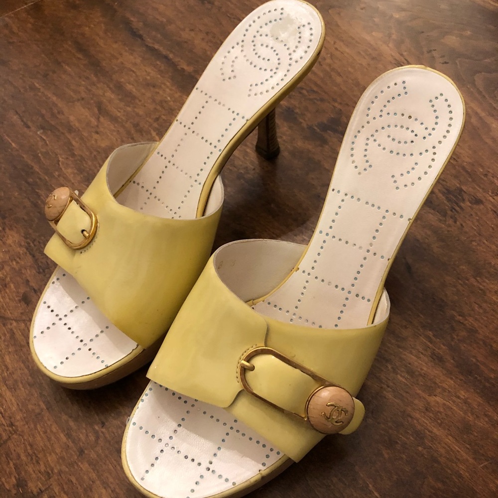 Beautiful CHANEL Sandals in light lemon color.
